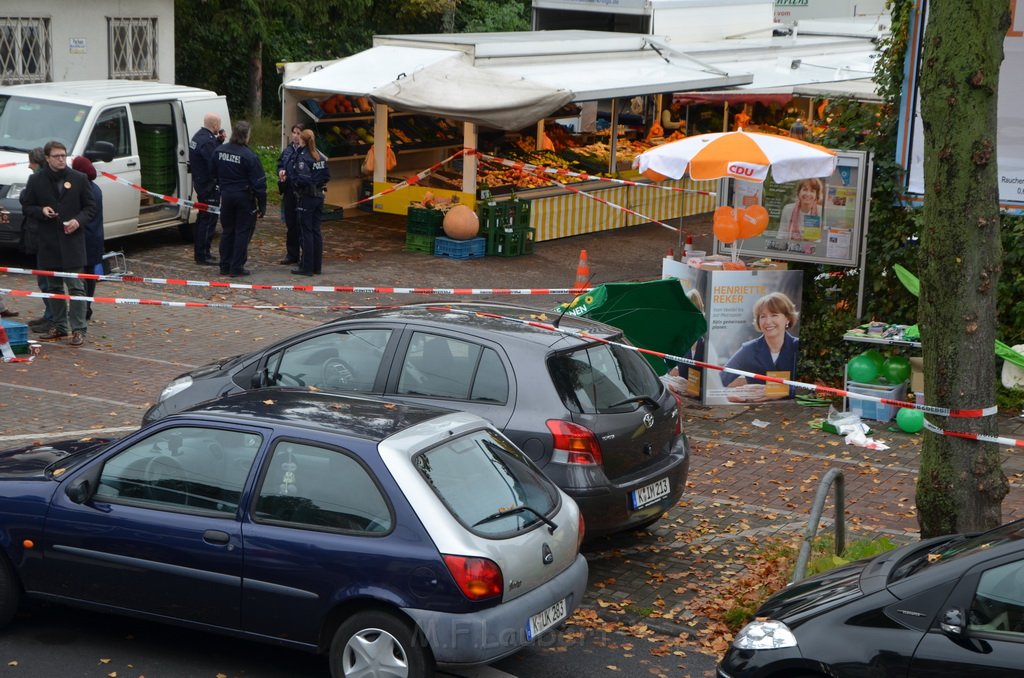 Attentat auf Fr Reker Koeln Braunsfeld Aachenerstr Wochenmarkt P20.JPG - Miklos Laubert